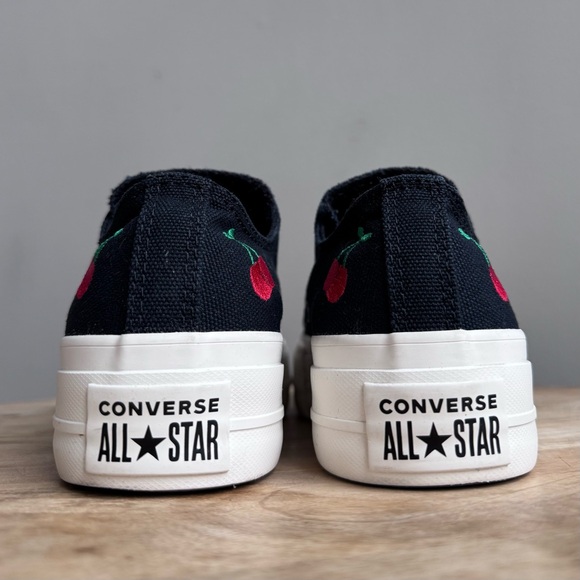 Converse Wmns size 7.5 Chuck Taylor All Star Lift Platform Low 'Cherries' Black - Picture 6 of 10